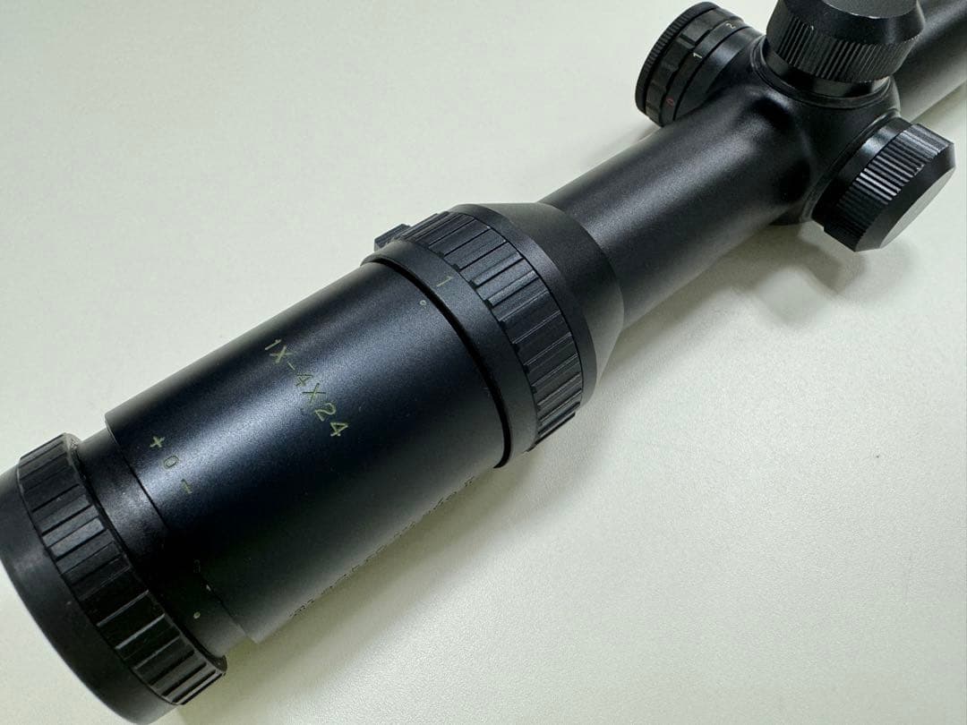 日本製　実銃用　スコープ　1ー4倍　Electro Visee II