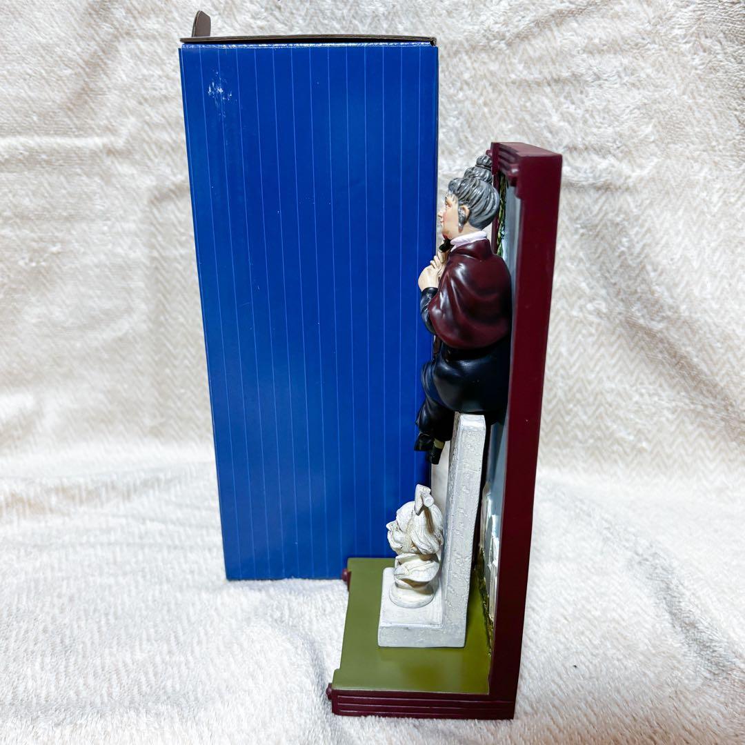 ホーンテッドマンション　ショーケース　ジョージの未亡人　エネスコ　置物　メアリー