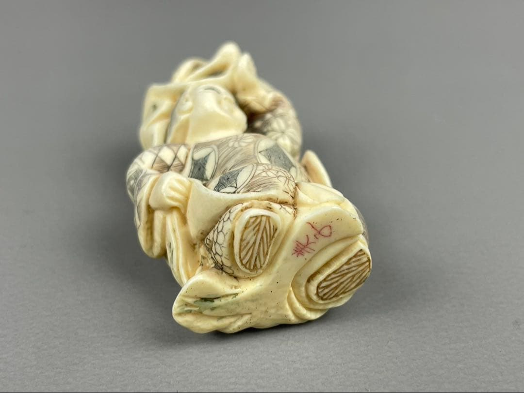 時代根付 極上細密彫り白材 マンモス牙製 作家物 中国美術 天然素材 在銘 美子