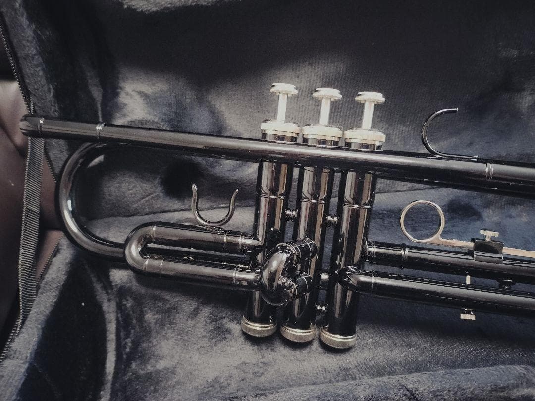 黒色 B♭トランペット 本体　未使用品