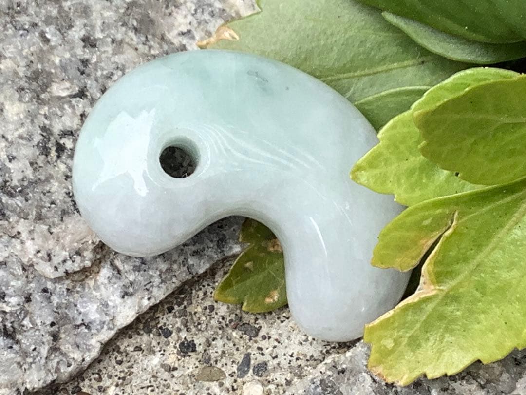 最低20万円以上の勾玉‼️御守り　糸魚川翡翠勾玉　商品に自信あり‼️鑑別書付本物を‼️