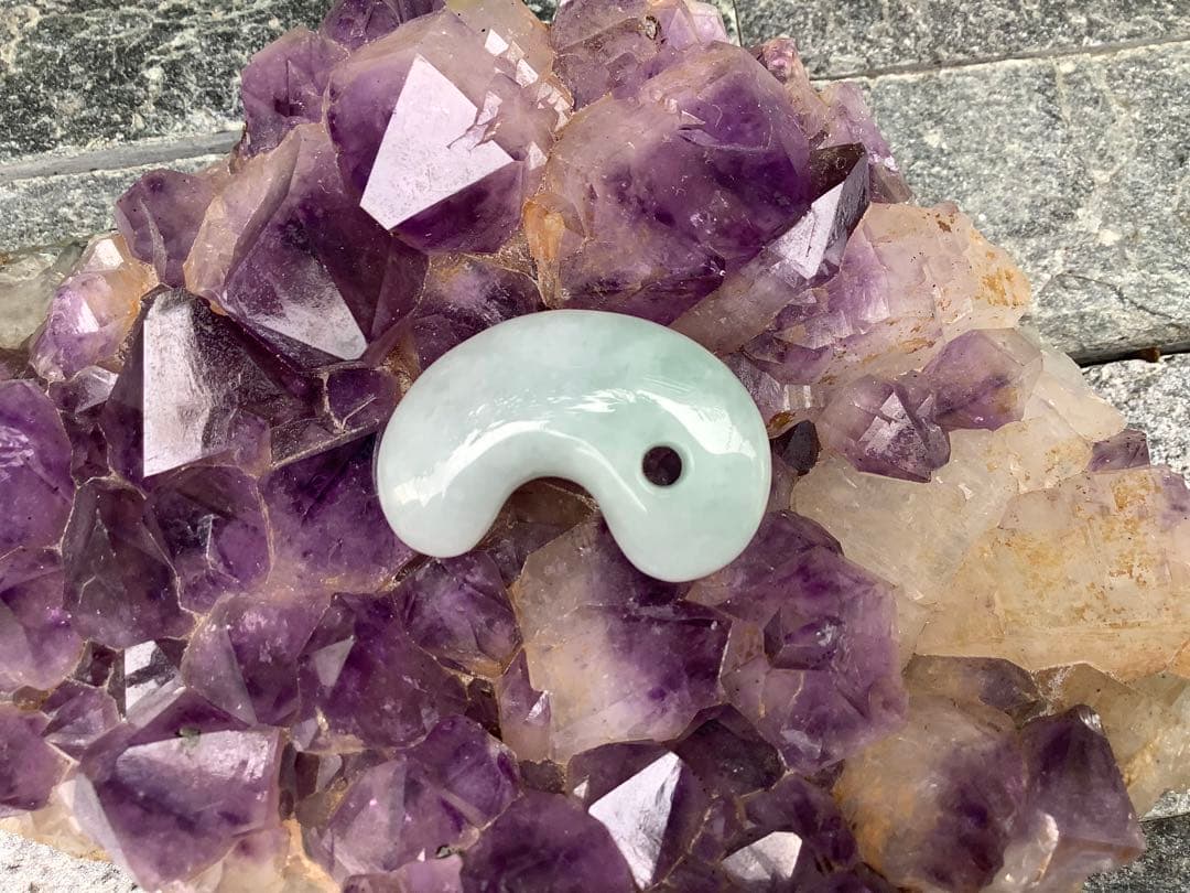 最低20万円以上の勾玉‼️御守り　糸魚川翡翠勾玉　商品に自信あり‼️鑑別書付本物を‼️