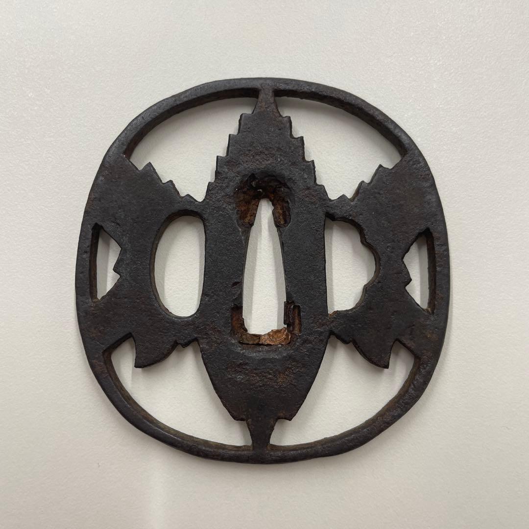 鉄製 鍔(つば) ヒイラギ図　透かし鍔　鐔