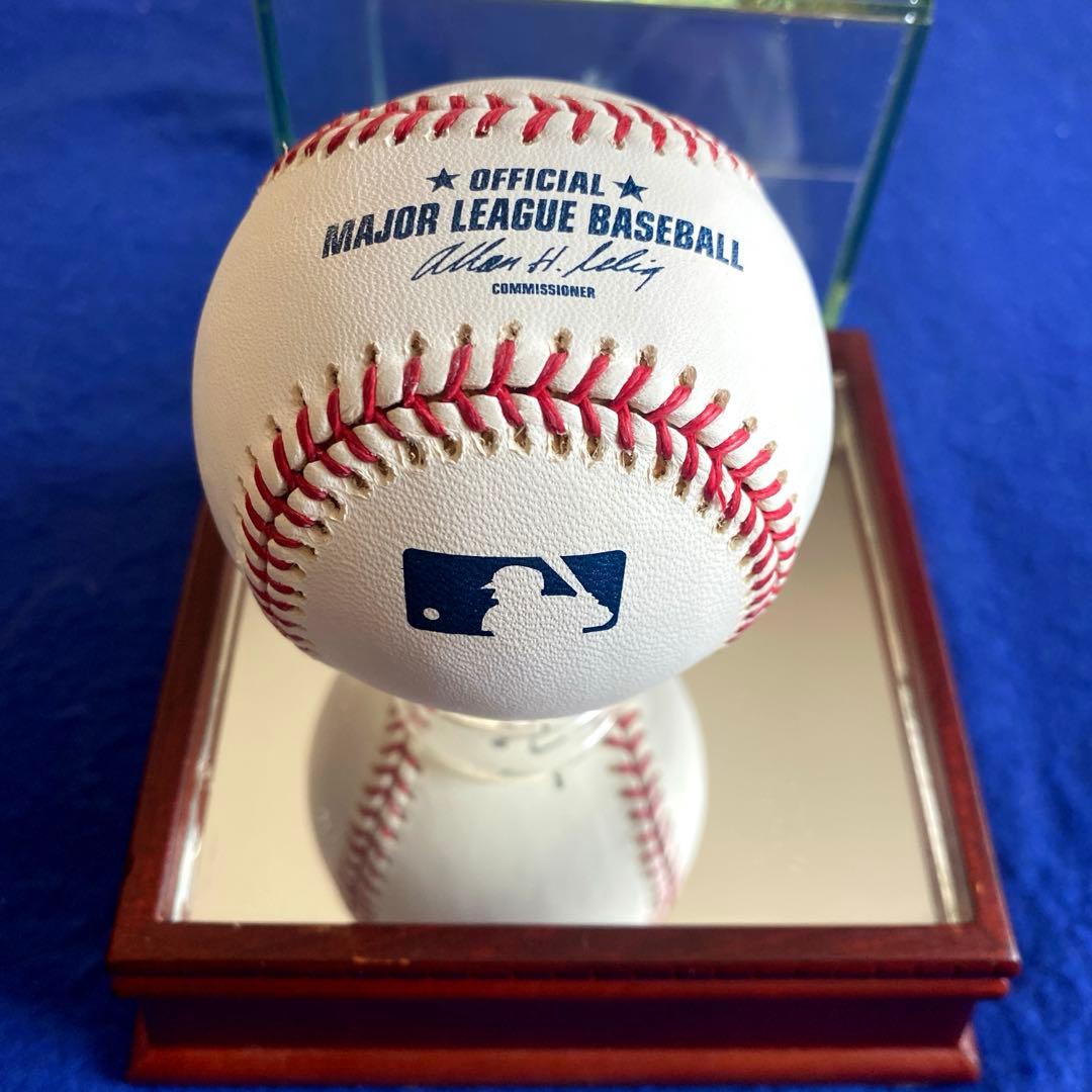 〈人気商品〉イチロー 選手　直筆サイン　MLB公式球　ガラスケース付