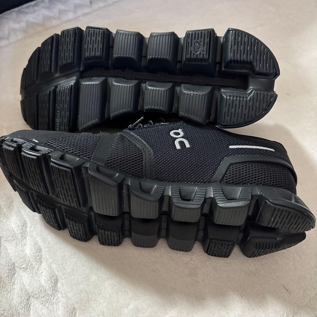 オンクラウドスニーカー　ランニングシューズ　24センチ