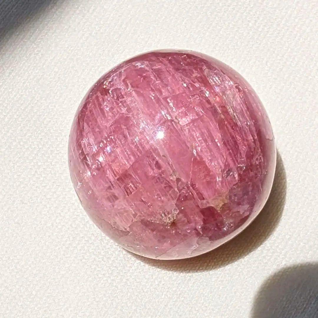 ロシア産ピンクトルマリンのスフィア（キャッツアイ効果）