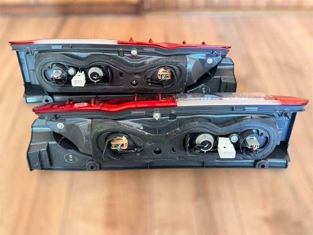 【送料込み】新車取り外し ハイエース200kテールレンズ 左右セット