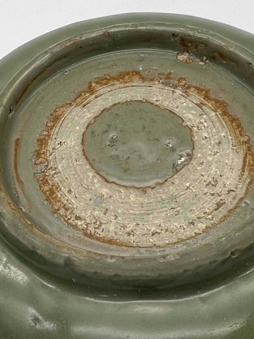 元時代　青磁　龍泉窯刻牡丹花盤　青磁皿　唐物　古賞物　時代物(E-84)