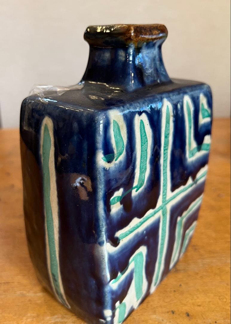 沖縄の陶芸家島袋常秀の花瓶