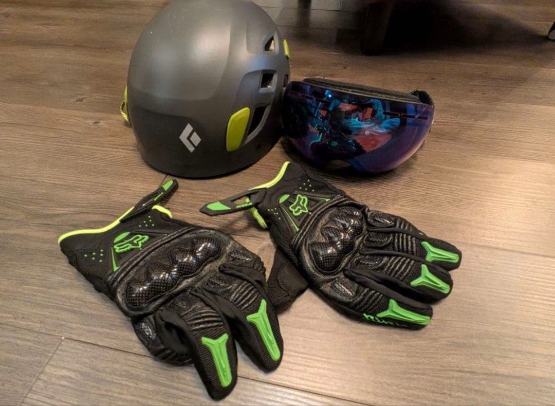 スキー　アイテム、ヘルメット、ゴーグル、グローブセット