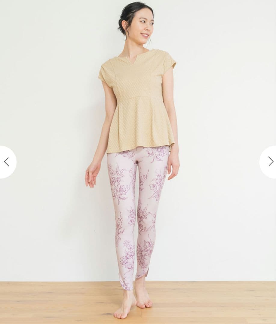 完売品おまけ付き♪未使用ジャガードペプラムトップス　ベージュゴールドLAVA