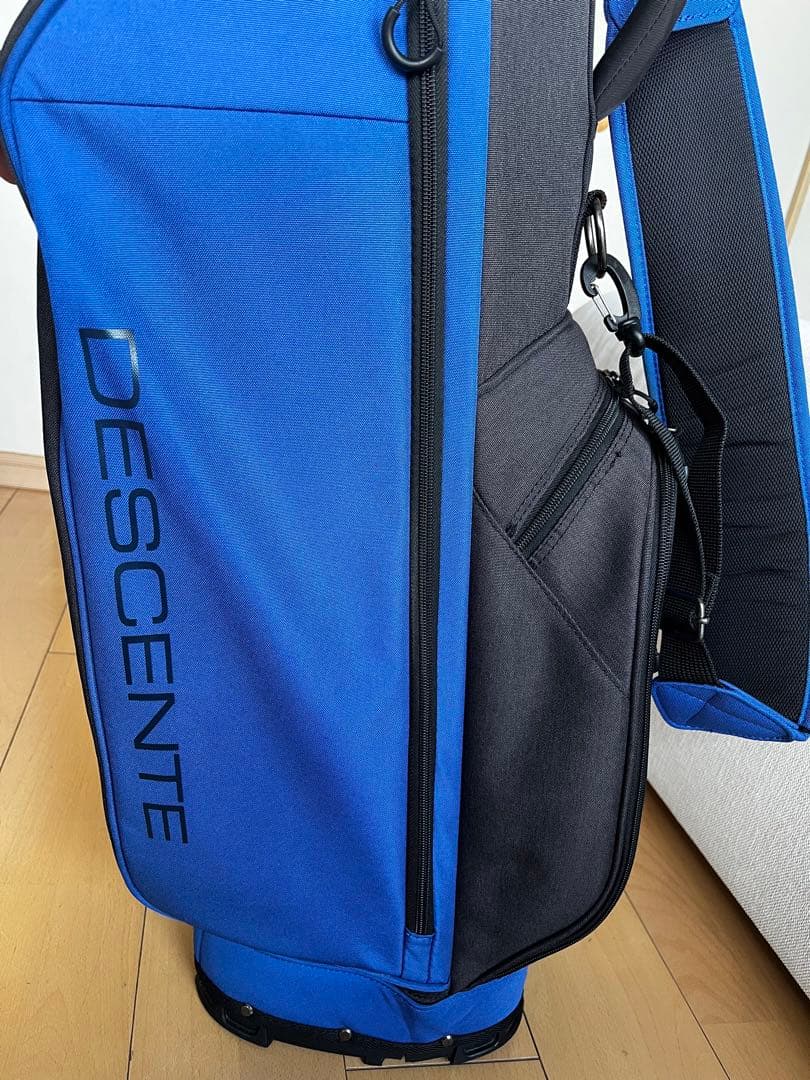 人気　超美品　デサントゴルフ スタンド型キャディバッグ 軽量2.6kg8.5型