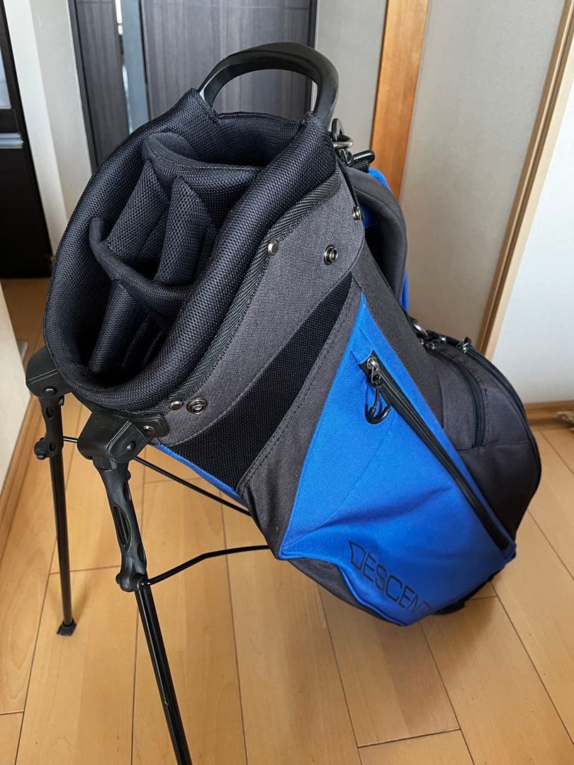人気　超美品　デサントゴルフ スタンド型キャディバッグ 軽量2.6kg8.5型