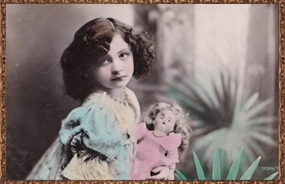 *アンティークポストカード　お人形を抱く可愛い少女
