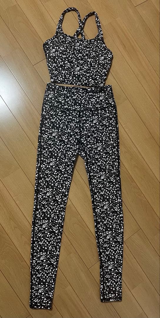 emmi エミ　ヨガウェア　レギンス&ブラトップセット