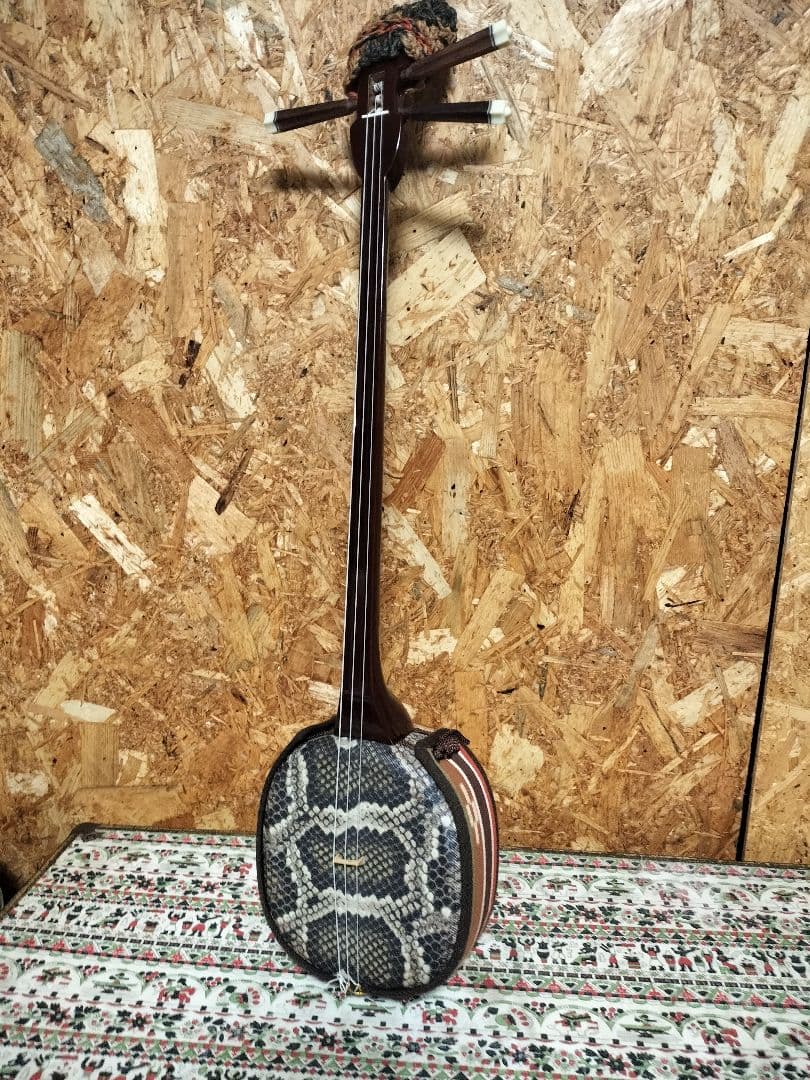 【YU-Uu】三線（合皮）ワインレッド　ミンサー織りティーガー