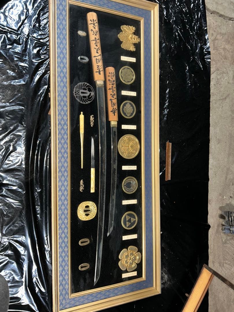 伝統的な日本の鍔と刀剣の装飾品