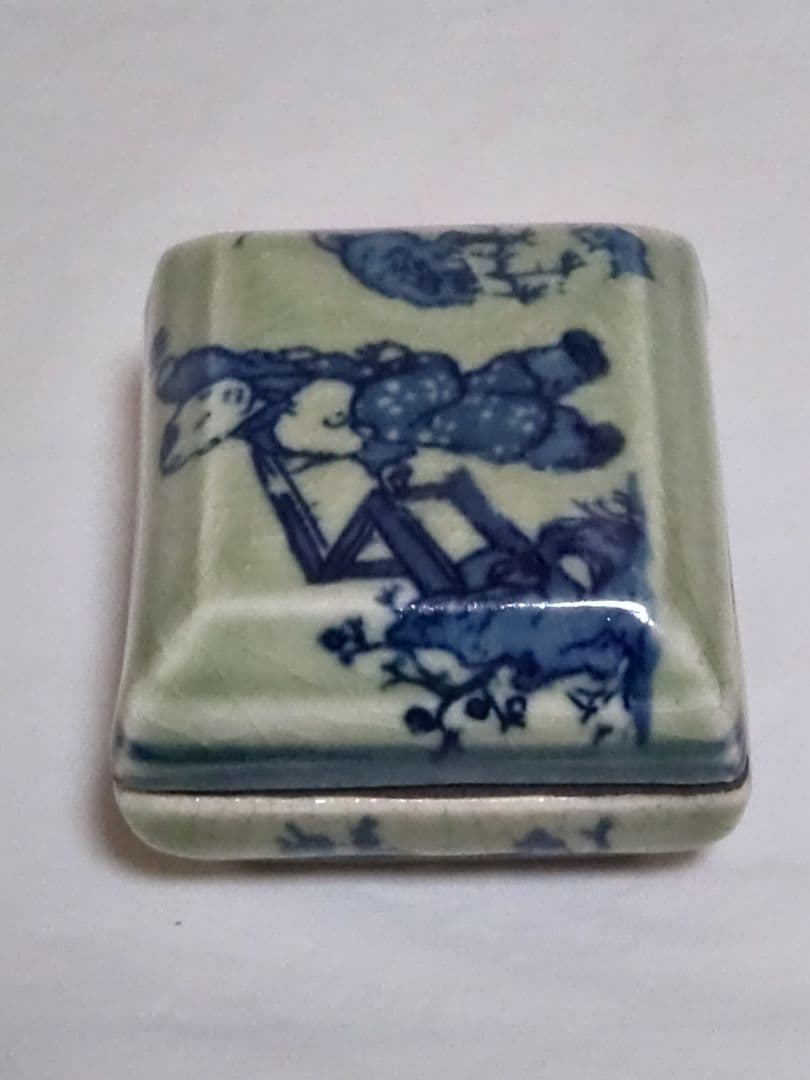 中国美術　古物　骨董　大清雍正年製　唐子文　　青磁染付　蓋物　香合？　春画