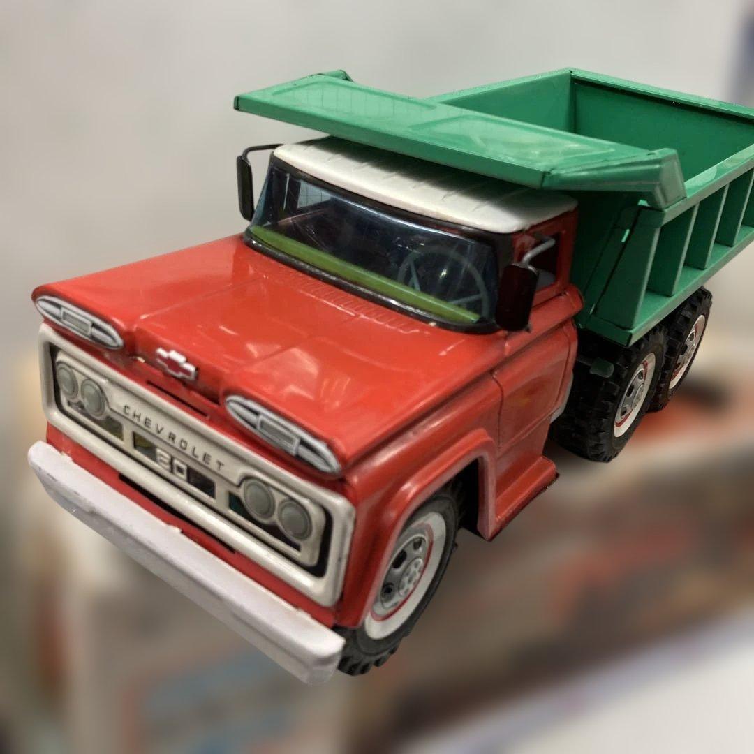 1960年代初めにシボレーヘビーダンプトラック、珍しい色のアサヒ玩具で精密に製作