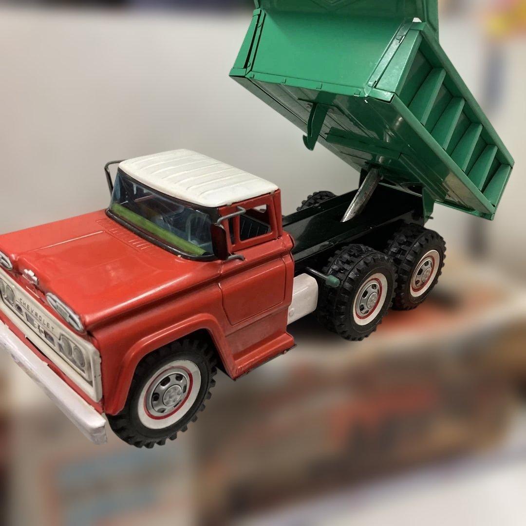 1960年代初めにシボレーヘビーダンプトラック、珍しい色のアサヒ玩具で精密に製作