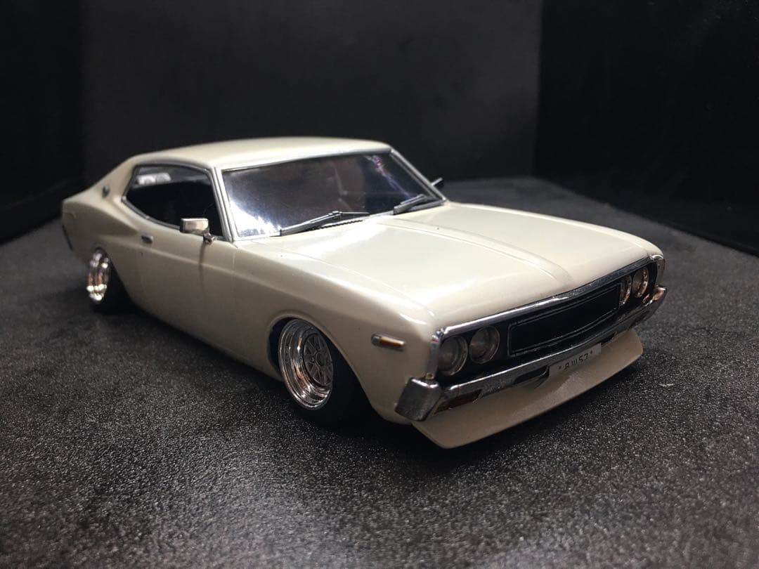 旧車プラモデル完成品1／２４アオシマ１３０ローレル