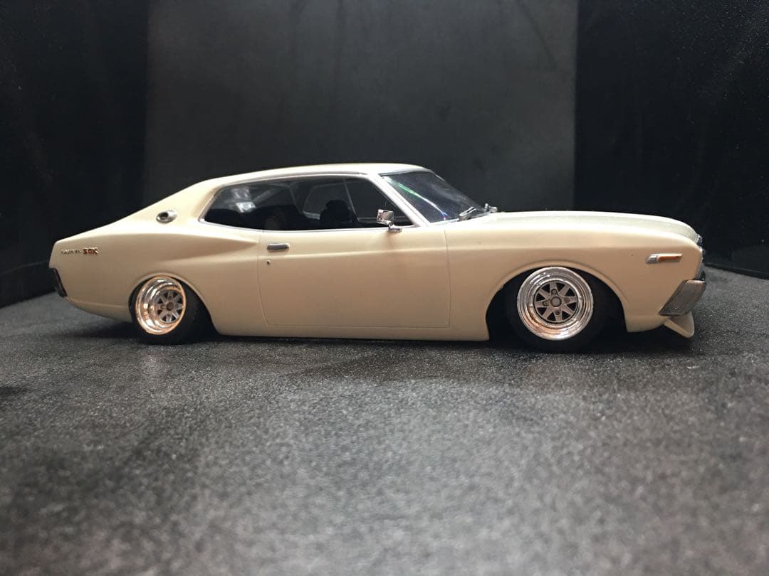 旧車プラモデル完成品1／２４アオシマ１３０ローレル