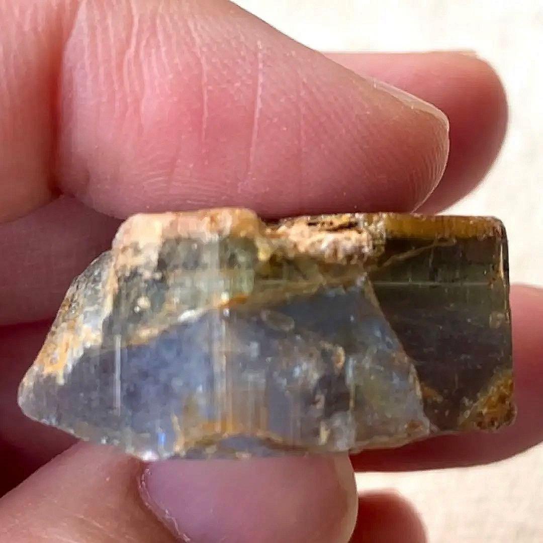 バイカラーベリル原石7/六角形わかりやすい色味