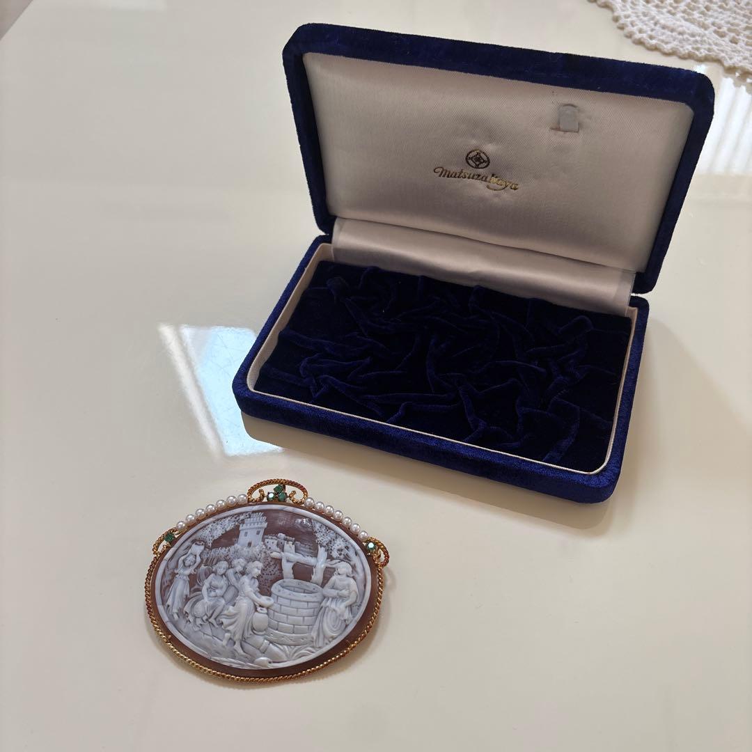 浮彫りブローチ パール・エメラルド付き