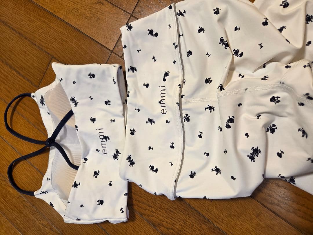 emmi 花柄 ヨガウェアセット