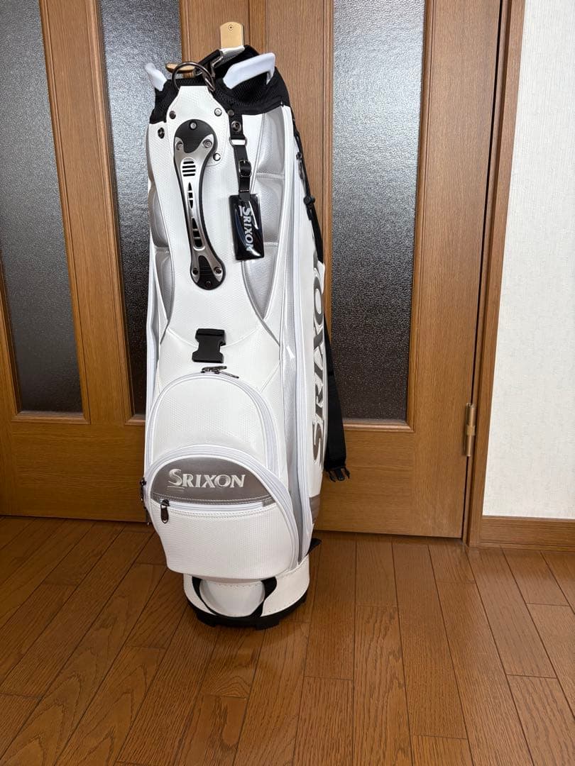 【新品未使用】スリクソン　ホワイトシルバー　キャディバッグ　2025年モデル