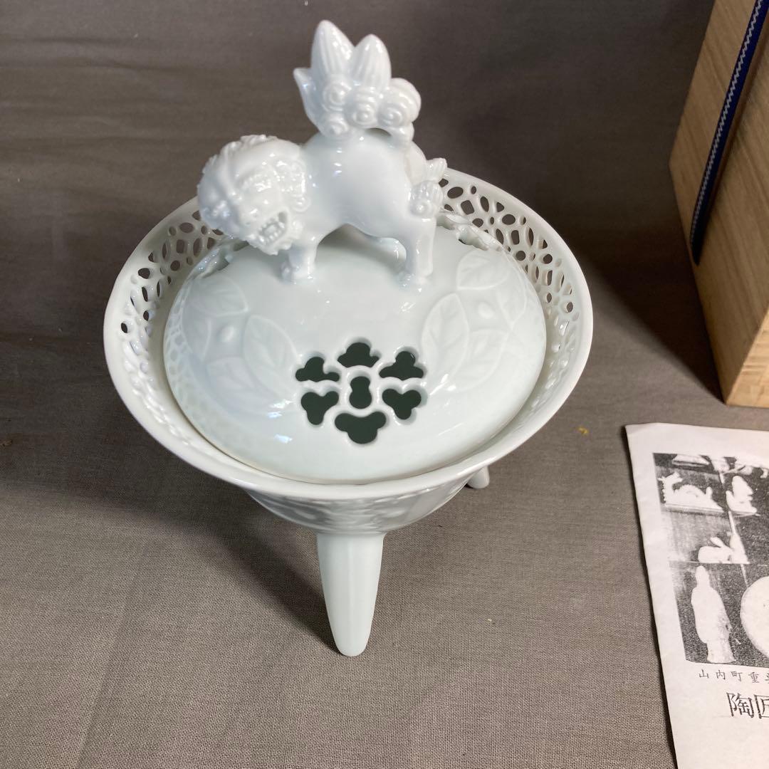 【樋渡陶六】白磁彫の伝統　日本工芸会　肥蝶山　樋渡陶六作　青白磁草花彫　獅子香炉