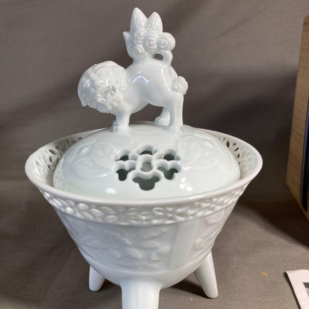 【樋渡陶六】白磁彫の伝統　日本工芸会　肥蝶山　樋渡陶六作　青白磁草花彫　獅子香炉