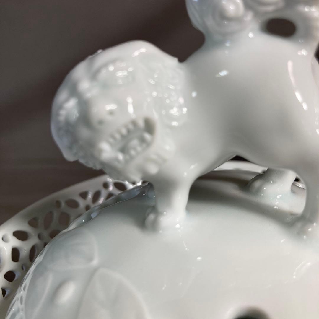 【樋渡陶六】白磁彫の伝統　日本工芸会　肥蝶山　樋渡陶六作　青白磁草花彫　獅子香炉