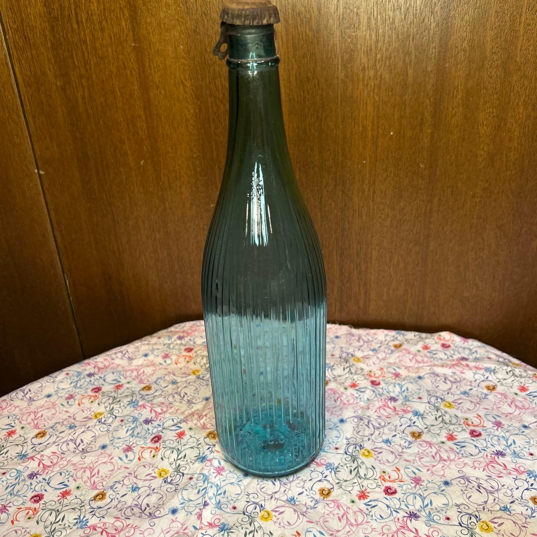 レトロ 稀少 王冠栓とストライプ アクアグリーン/青緑色の古い四合瓶 白鶴酒造