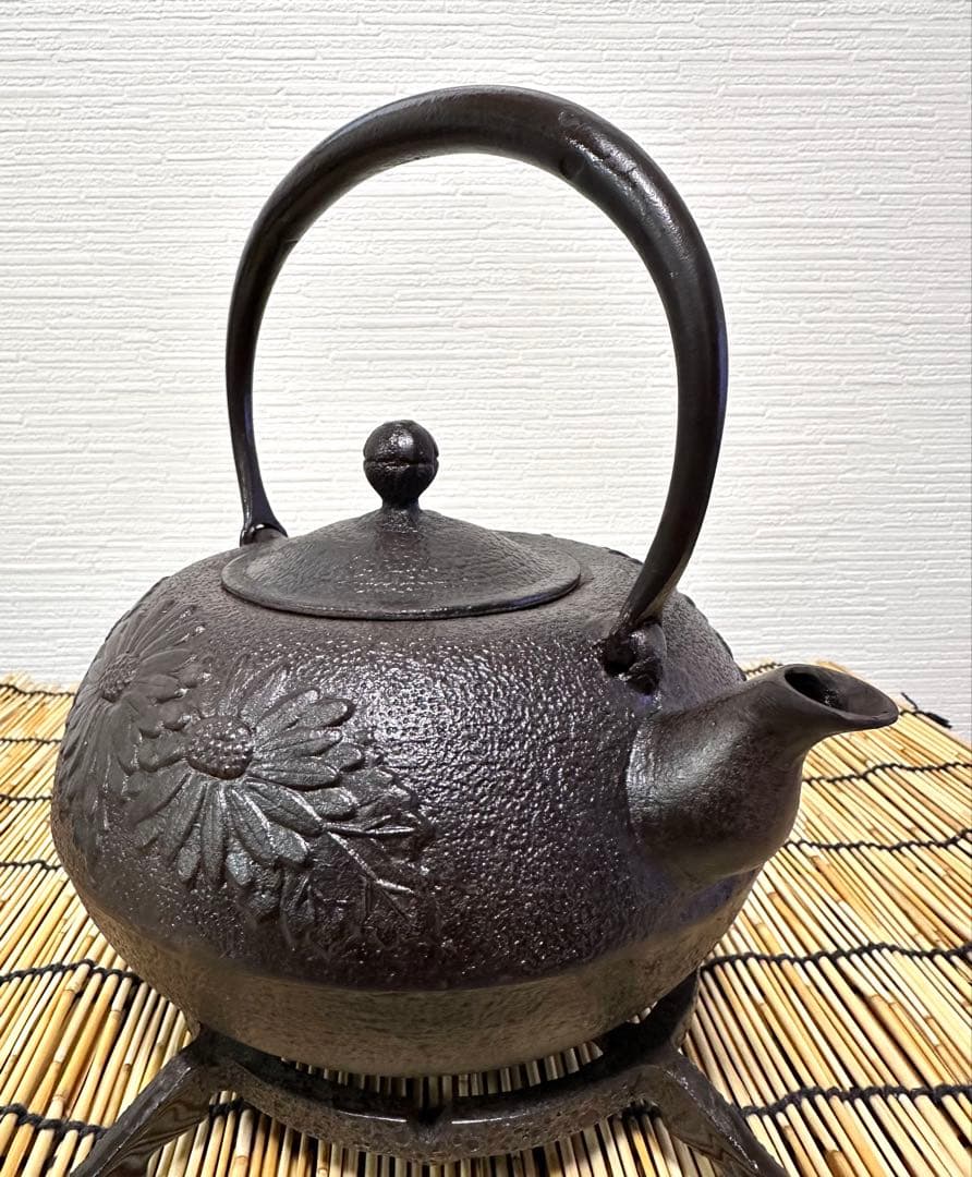 ほぼ未使用品　供箱等付属品付岩手県奥州佐秋鋳造所佐藤守巨造 真作保証　南部鉄瓶