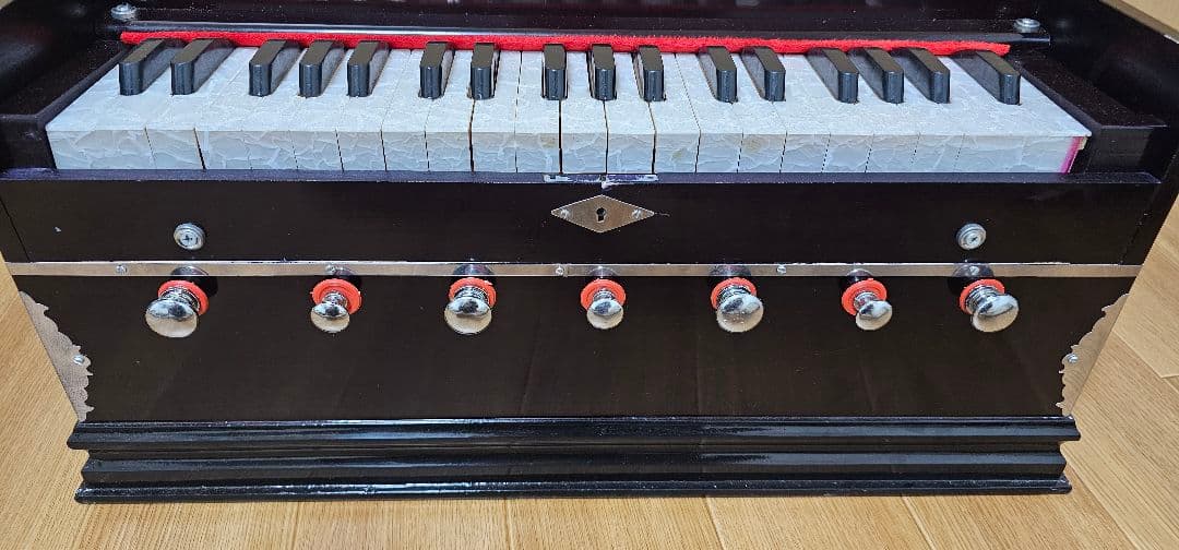 ハーモニウム 約37鍵 黒木製