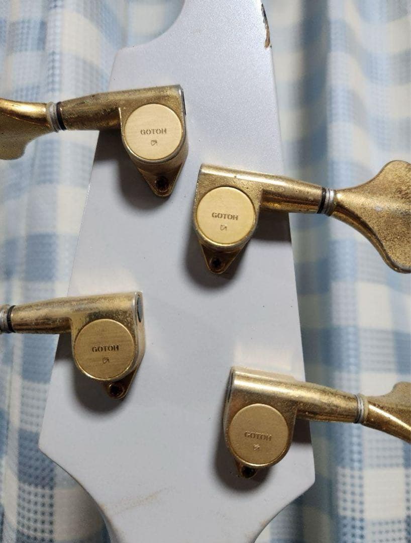 ホワイト_4弦エレキベース_ゴールド金具　(フェルナンデス)