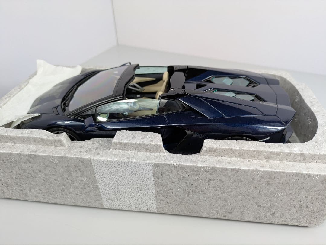 1/18 ミニカー オートアート ランボルギーニ アヴェンタドール ロードスター
