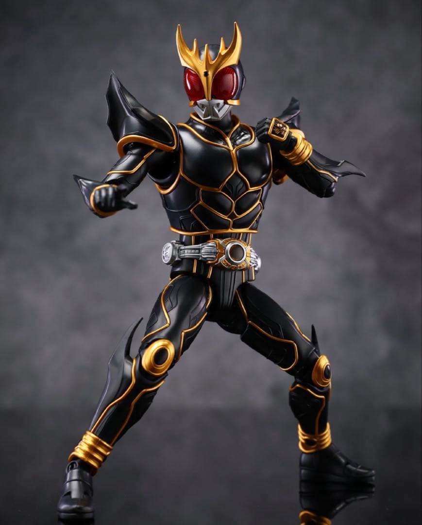 仮面ライダークウガ　アルティメット　プラモデル　発光ギミック　可動フィギュア