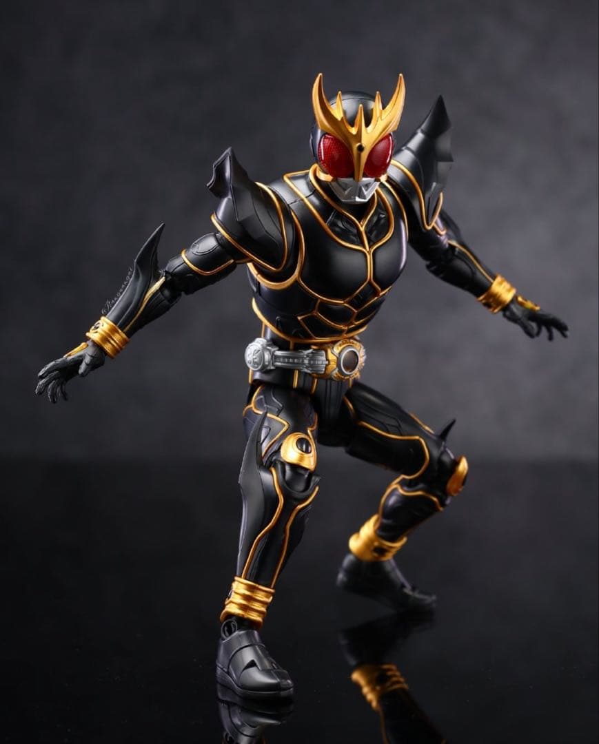 仮面ライダークウガ　アルティメット　プラモデル　発光ギミック　可動フィギュア