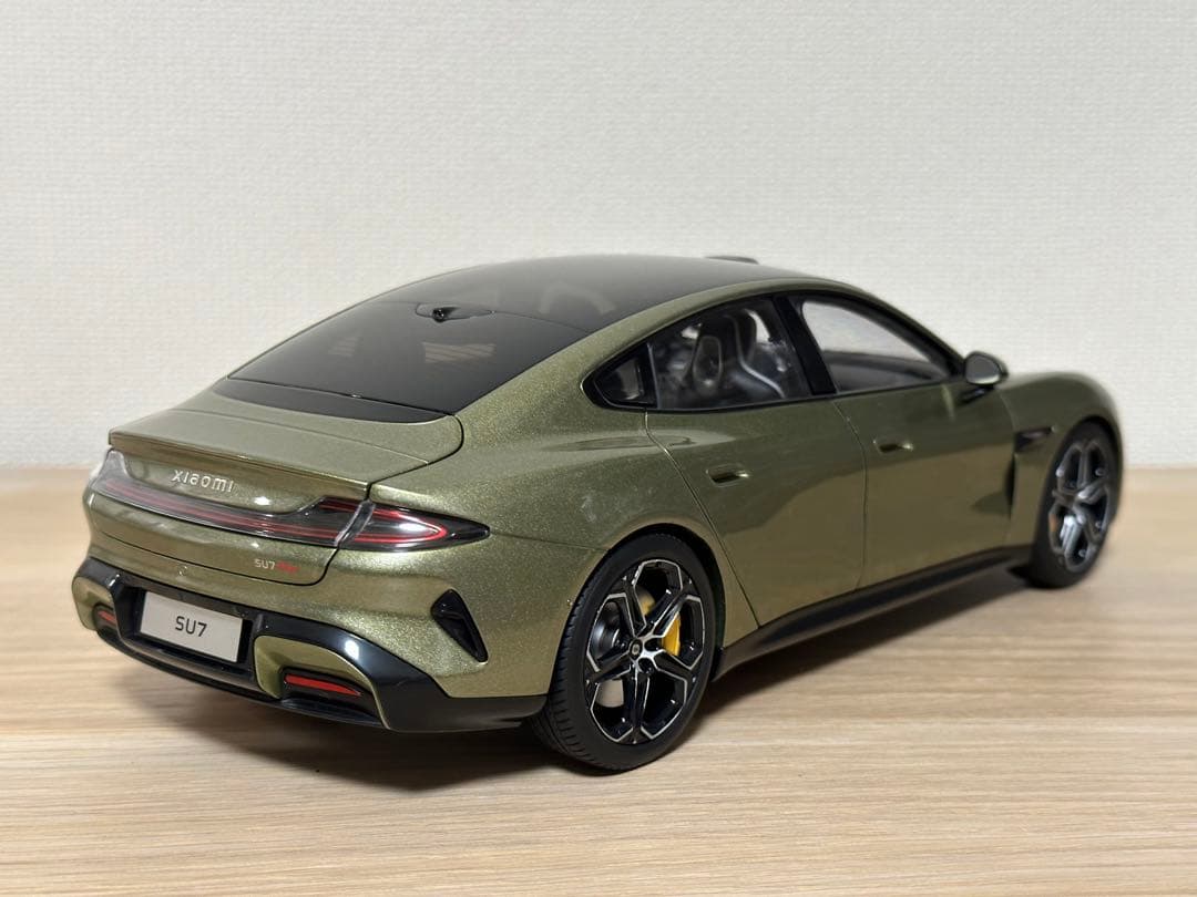 1/18 ミニカー　Xiaomi SU7 オリーブグリーン