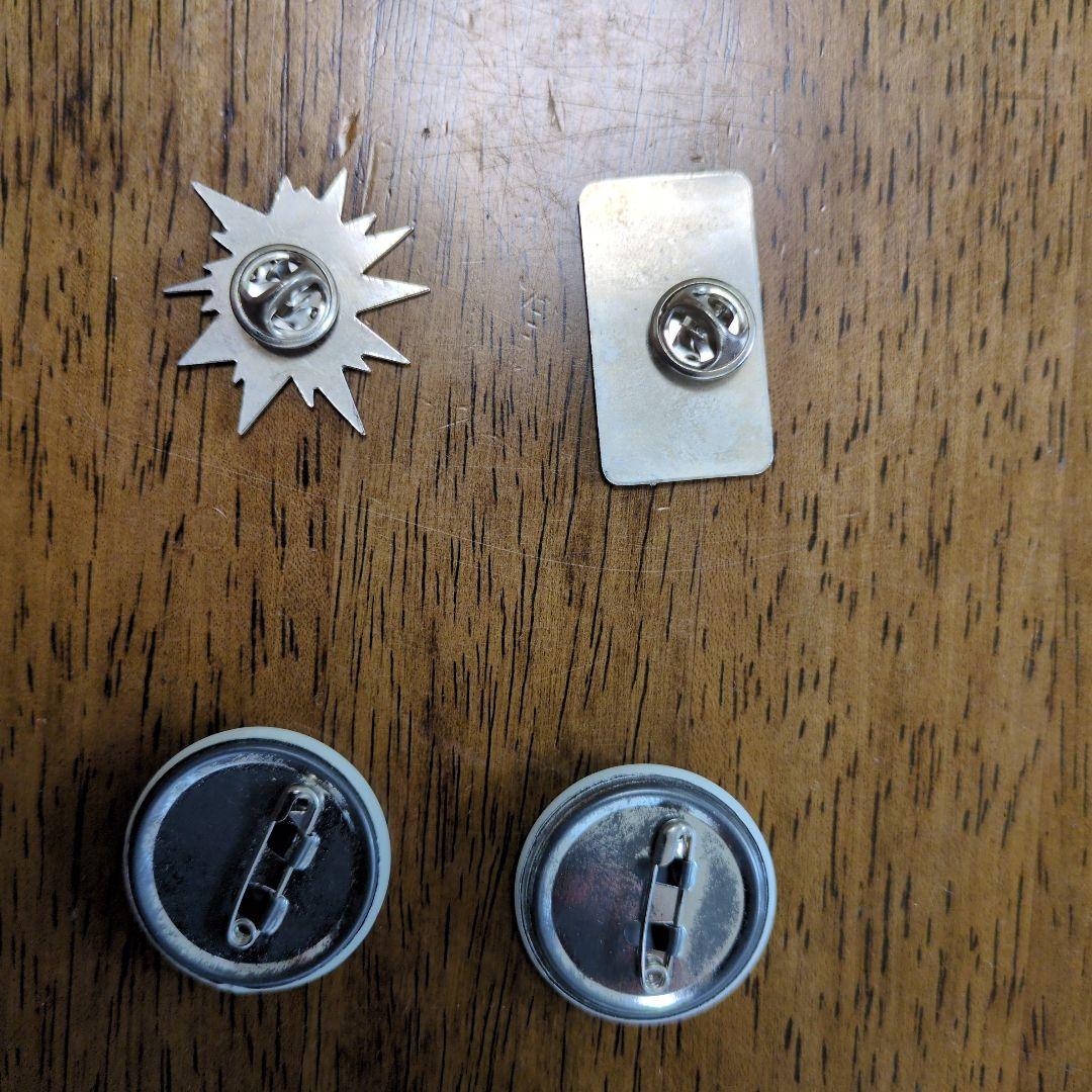 グレイ　キ−ホルダ−＆バッジ