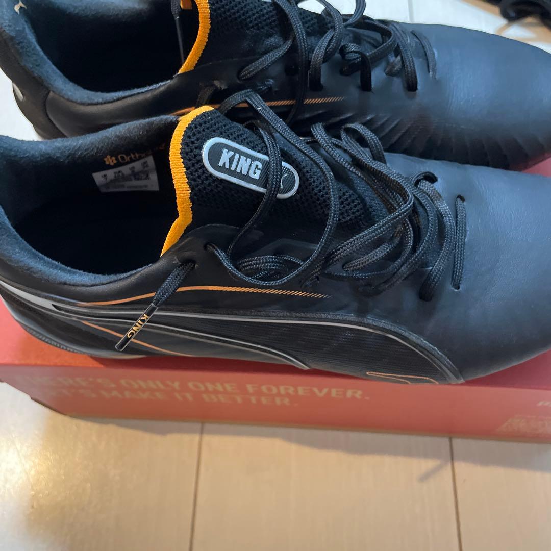 プーマ　キング アルティメット FG/AG(プーマ ブラック/ヒート ファイア）