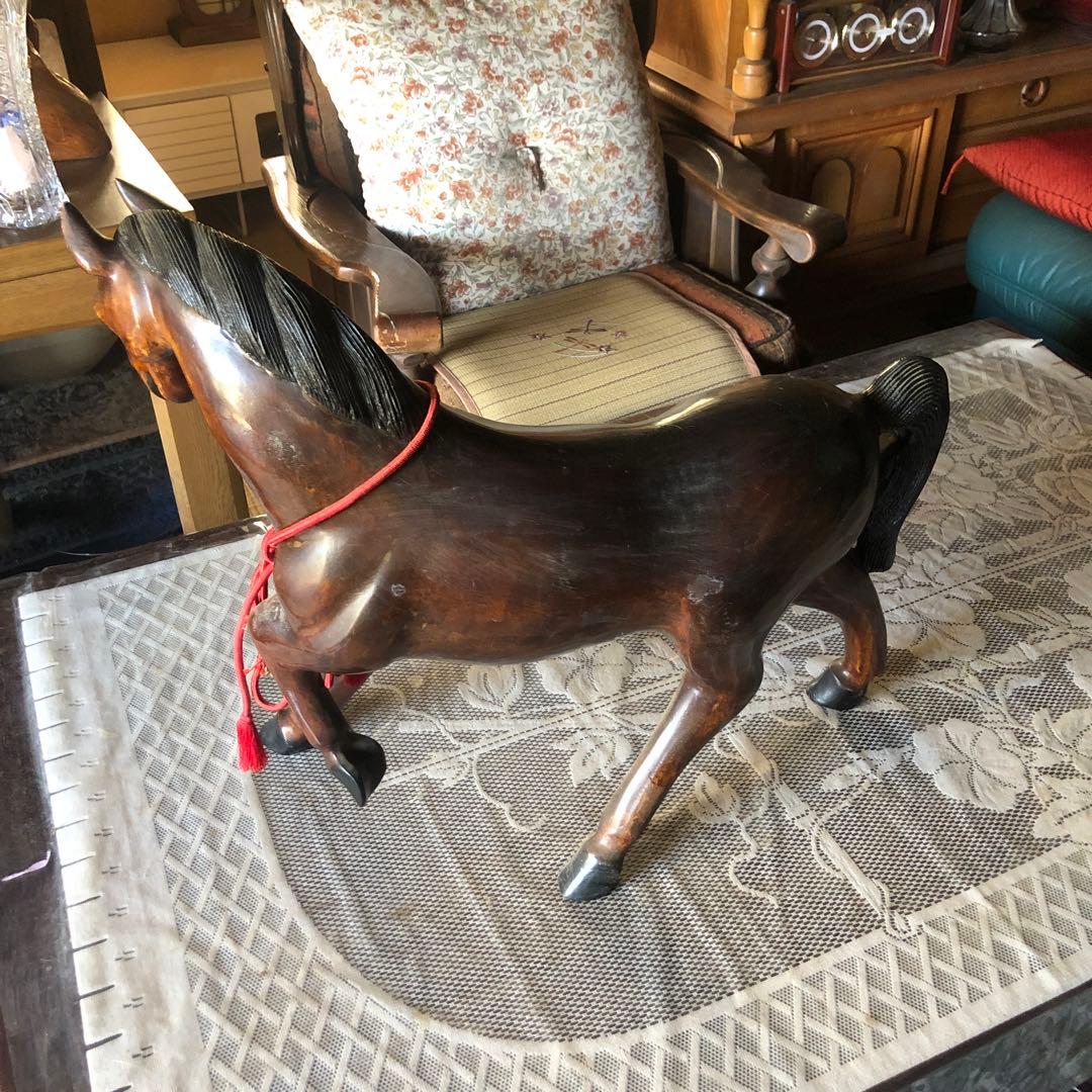 木製馬の彫刻 約60cm 赤い首輪付き