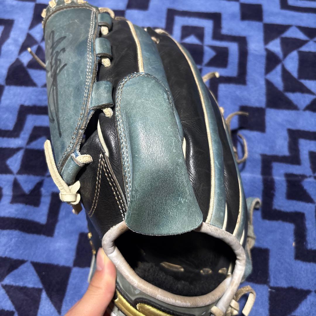 現在中日ドラゴンズで活躍中の岡田投手のサイン付きグローブ