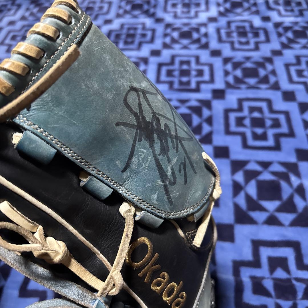 現在中日ドラゴンズで活躍中の岡田投手のサイン付きグローブ