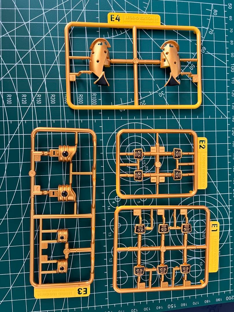 仮面ライダークウガ　アルティメットフォームプラモデル可動フィギュア発光LED付属