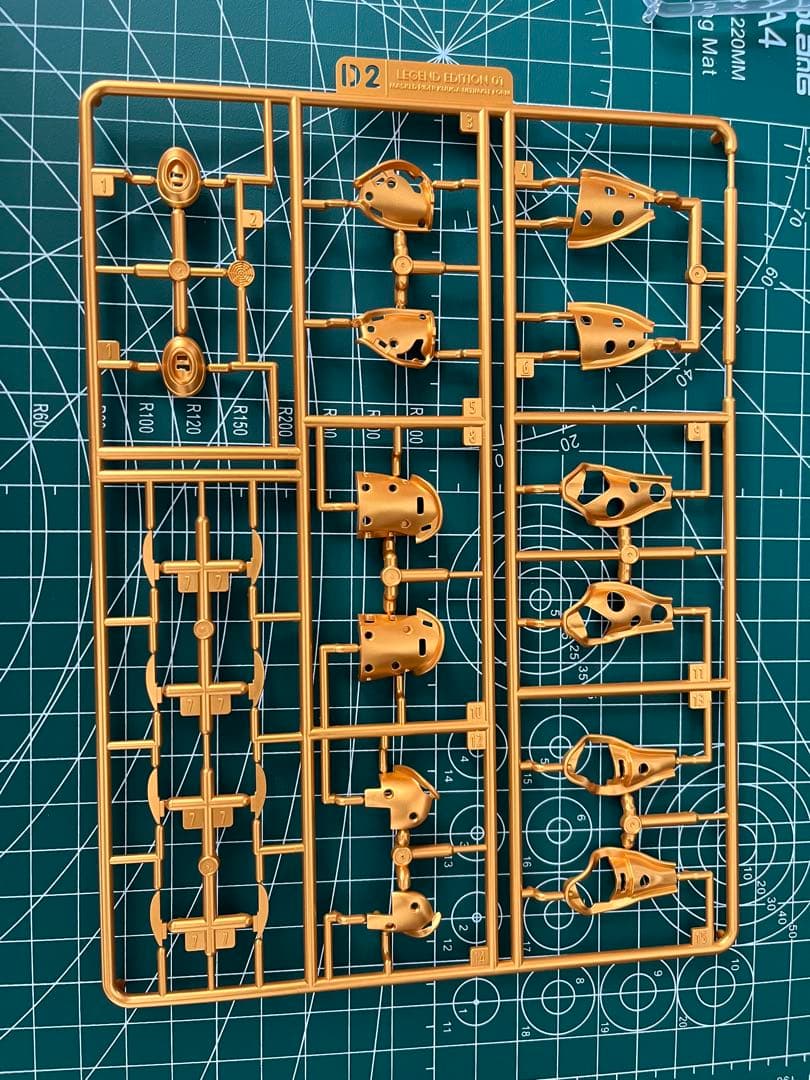 仮面ライダークウガ　アルティメットフォームプラモデル可動フィギュア発光LED付属