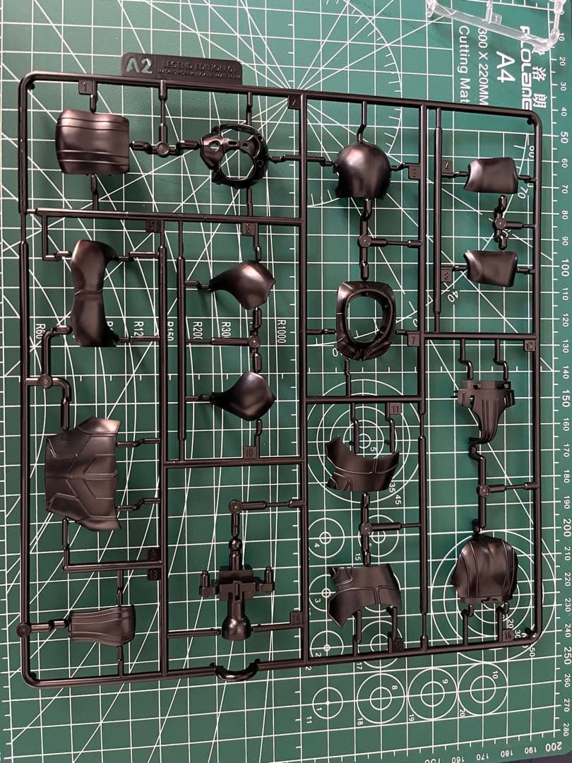 仮面ライダークウガ　アルティメットフォームプラモデル可動フィギュア発光LED付属