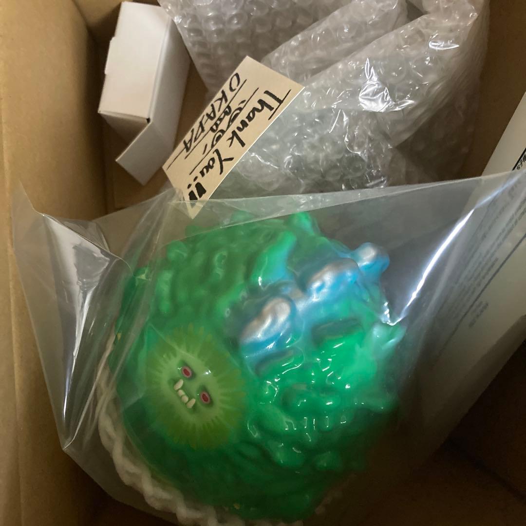 ゴーヤ怪獣ボール　ソフビ　台座付き